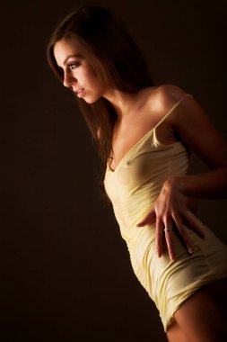 genç moda model siyah arka plan üzerinde