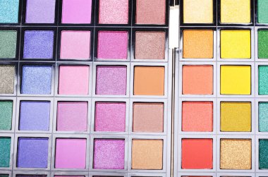 çok renkli göz gölgeleri kapanıyor