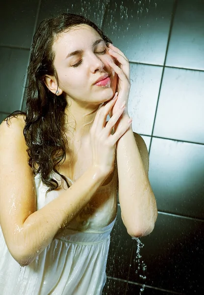 Meisje neemt een douche — Stockfoto