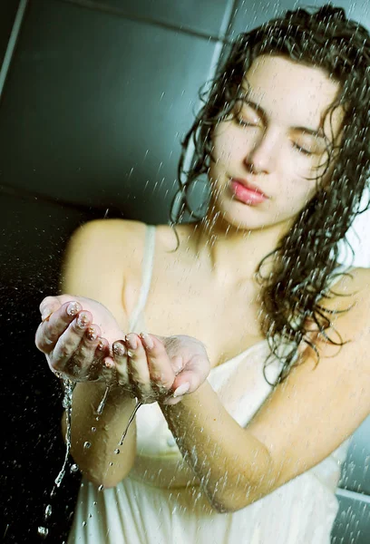Ragazza che fa la doccia — Foto Stock