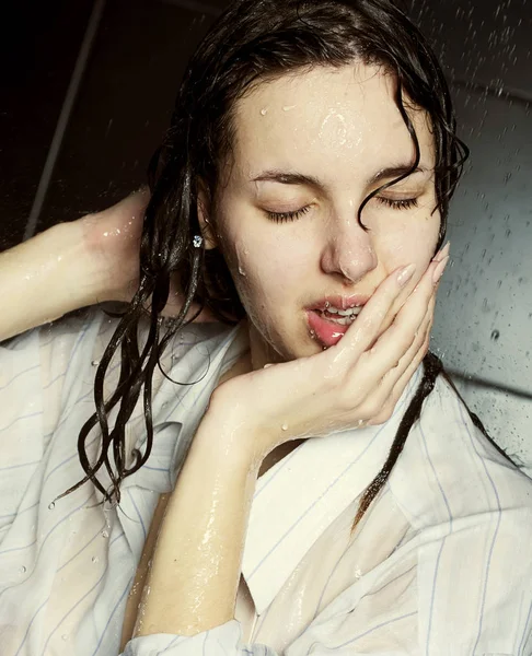 Meisje neemt een douche — Stockfoto