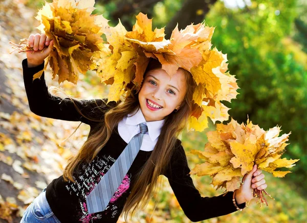 Menina com folhas amarelas — Fotografia de Stock