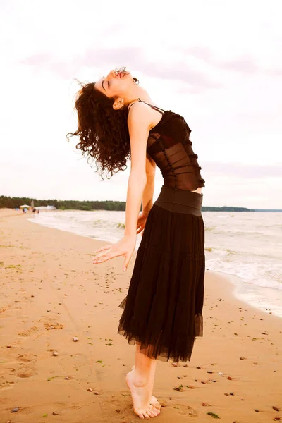 Dansa på stranden — Stockfoto