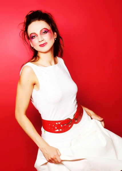 Genç moda model kırmızı bir arka plan üzerinde — Stok fotoğraf