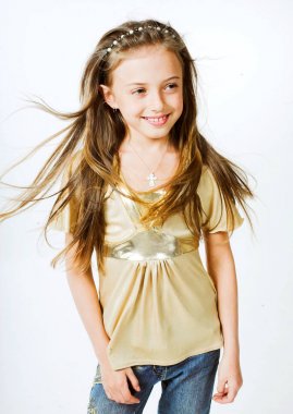 Beyaz arka plan üzerinde izole küçük kız