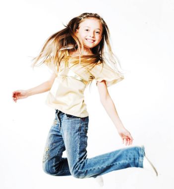 Kız beyaz arka planda zıplıyor