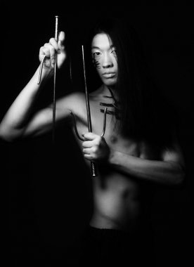 Asyalı çocuk siyah arka plan üzerine