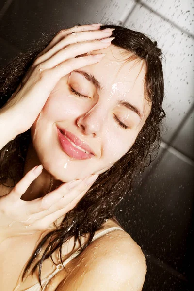 Дівчина приймає душ — стокове фото