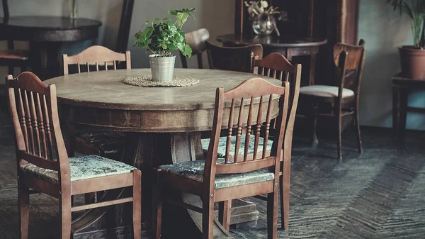 Antika klassisk inredning, stolar, bord - mjuk dagsljus — Stockfoto