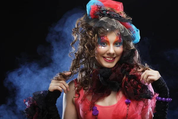 Sanatsal makyajlı güzel bir bayan. Bebek stili.