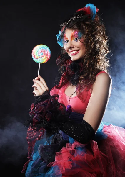 Donna con trucco creativo in stile bambola con caramelle . — Foto Stock