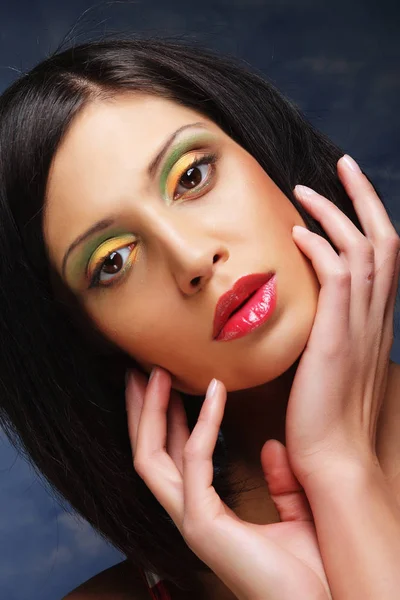 Ung brunett kvinna närbild porträtt, ljusa make up — Stockfoto