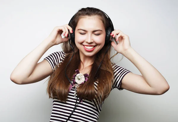 Mujer joven escuchando música. Feliz y auriculares . — Foto de Stock