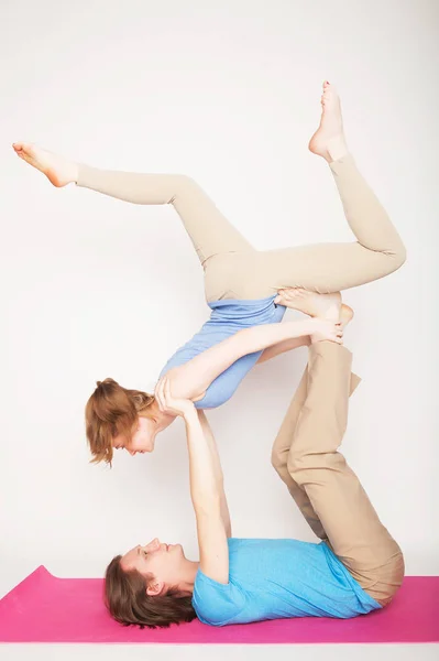 Estilo de vida, esporte e conceito de pessoas: Jovem casal em pose de ioga — Fotografia de Stock