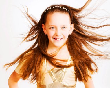 Beyaz arka planda küçük bir kız