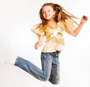 Beyaz arka planda küçük bir kız