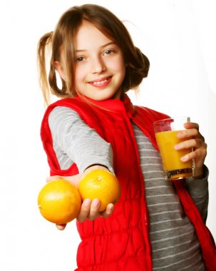 Portakal ve meyve suyu ile küçük kız