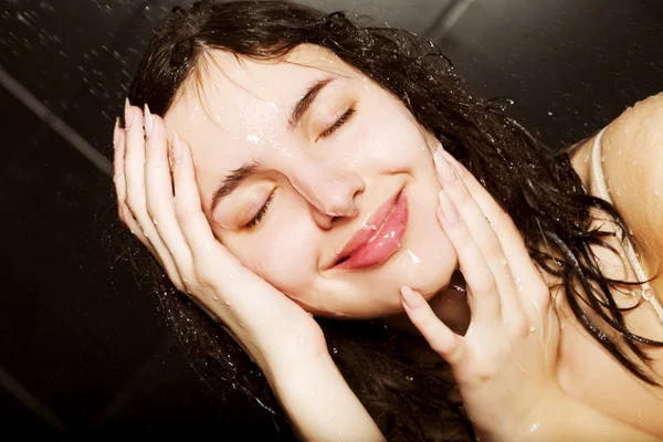 Meisje neemt een douche — Stockfoto