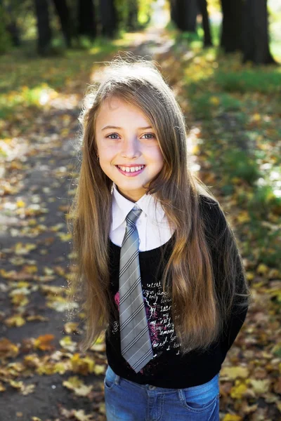 Blond liten prinsessa i en park — Stockfoto
