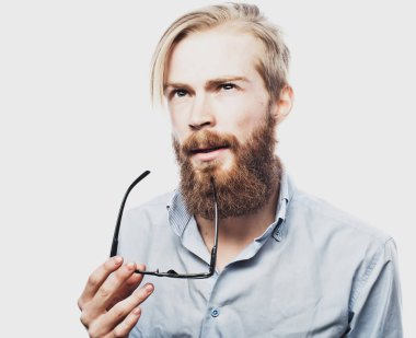 Gözlük gülümseyen genç mutlu iş adamı portresi