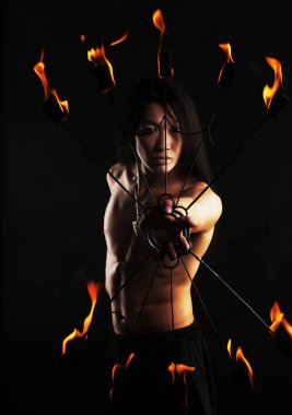 ateş gösterisi ile Asya adam