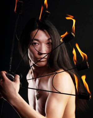 ateş gösterisi ile Asya adam