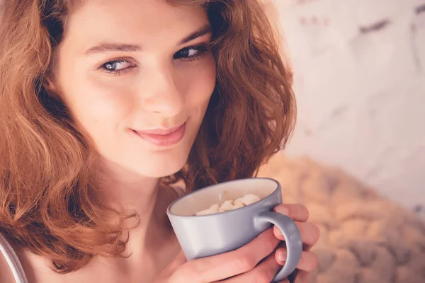 漂亮的女人在床上喝咖啡。生活方式概念. — 图库照片