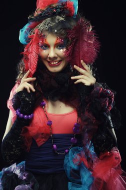 Sanatsal makyajlı güzel bir bayan. Bebek stili.