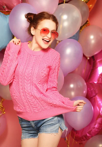 Όμορφη νεαρή γυναίκα με χρωματιστά μπαλόνια — Φωτογραφία Αρχείου