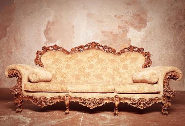 Sofá barroco de luxo — Fotografia de Stock