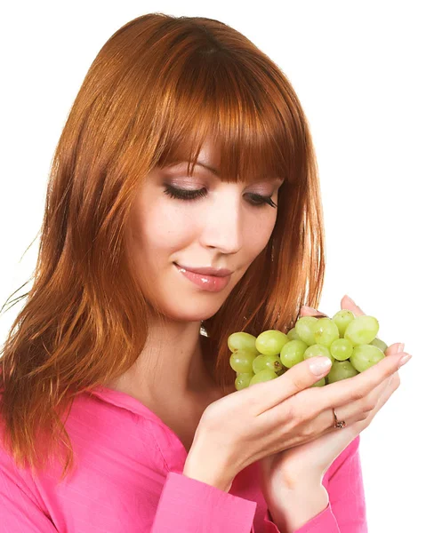 Mujer joven con uva verde — Foto de Stock