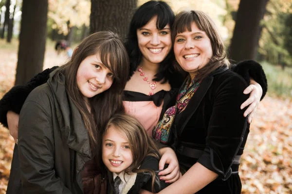 Familia feliz en el parque — Foto de Stock