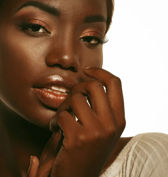 Retrato do modelo Jovem Africano com uma bela maquiagem em estúdio — Fotografia de Stock