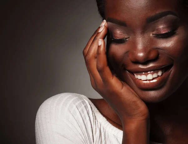 Közelről nevetve gyönyörű fiatal fekete nő portréja — Stock Fotó
