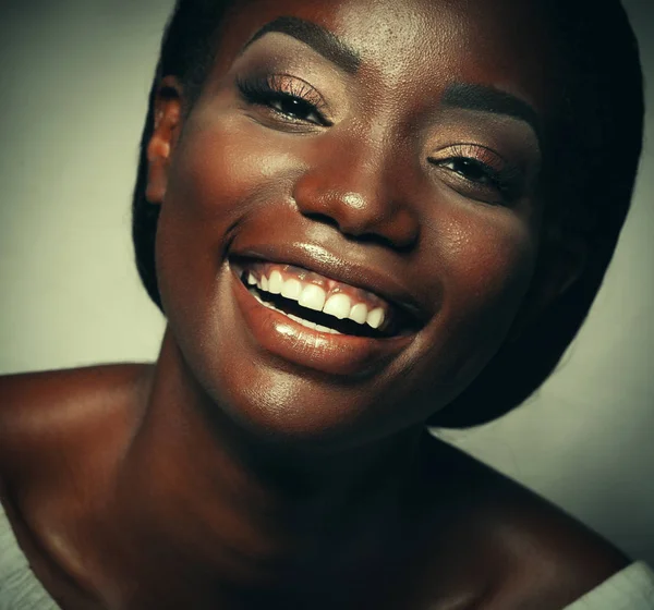 Estilo de vida e conceito de pessoas: Close up retrato de mulher americana africana confiante rindo — Fotografia de Stock