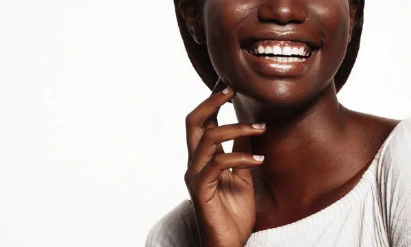 Närbild porträtt av vacker ung svart kvinna som skrattar — Stockfoto