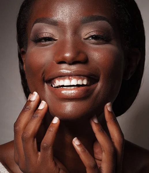 Stile di vita e concetto di persone: ritratto ravvicinato di una donna africana americana sicura di sé che ride — Foto Stock