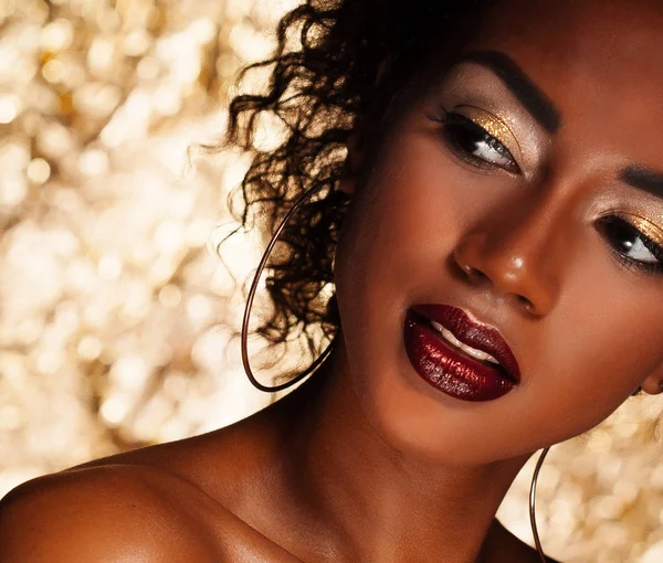Дивовижний портрет афро - американської чорної жінки над золотим фоном — стокове фото
