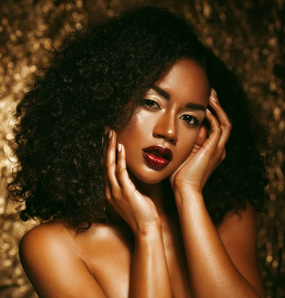 Splendido ritratto di una donna nera afroamericana su sfondo dorato — Foto Stock