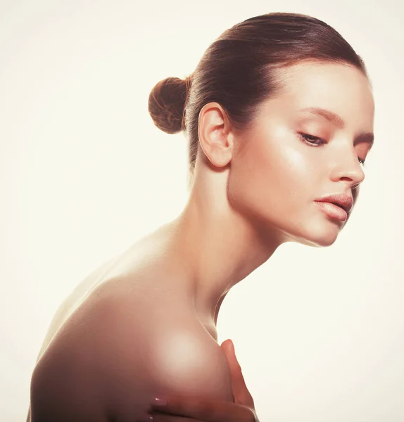 Mooie gezondheid vrouw gezicht met schone zuivere huid — Stockfoto