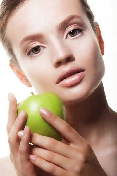 Jonge vrouw met groene apple, geïsoleerd op witte achtergrond — Stockfoto