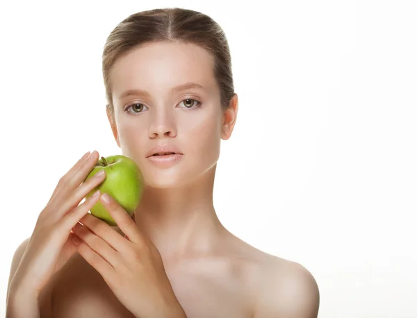 Jonge vrouw met groene apple, geïsoleerd op witte achtergrond — Stockfoto