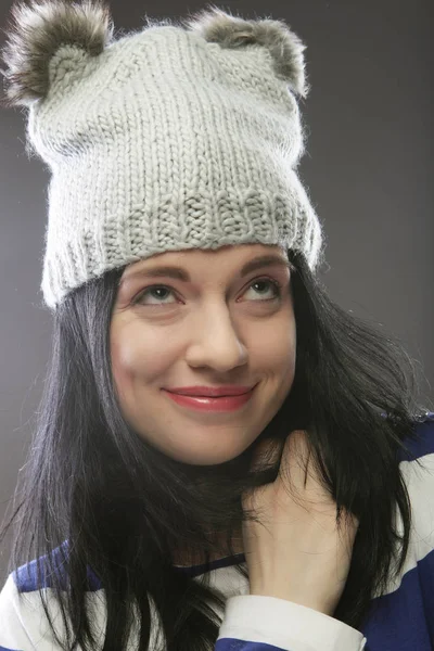 Ritratto ravvicinato di giovane donna che indossa un cappello divertente — Foto Stock