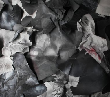 Siyah beyaz kağıt parçalarının tek renkli arkaplanı