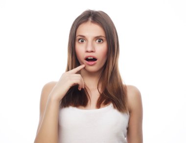 Yaşam tarzı ve insan konsepti: Güzel, genç, şaşırmış kadın