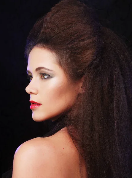 Retrato de mulher bonita com cabelos castanhos de cor longa e b — Fotografia de Stock