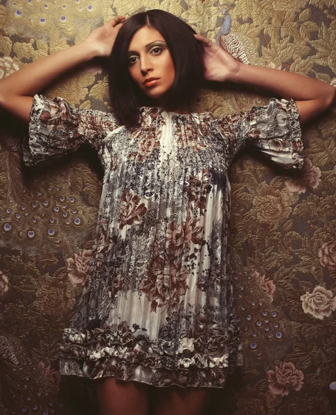 Şık elbiseli güzel bir kadın, stüdyo fotoğrafı.