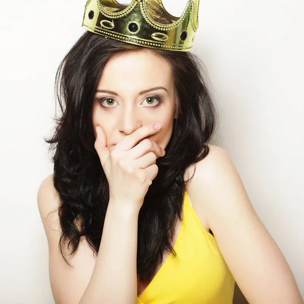 Yaşam tarzı, insanlar ve duygusal konsept: taç giymiş genç bir kadın