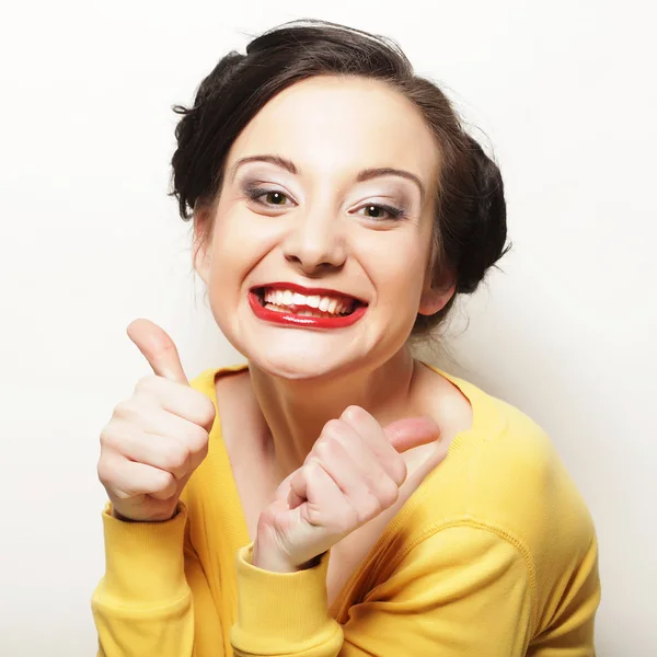 Estilo de vida, gente y concepto emocional: Feliz Mujer Mostrando Tu. — Foto de Stock