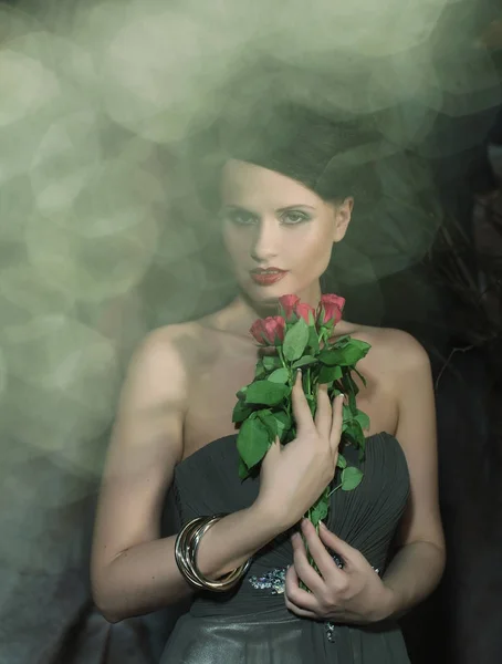 Mulher bonita com rosas vermelhas . — Fotografia de Stock
